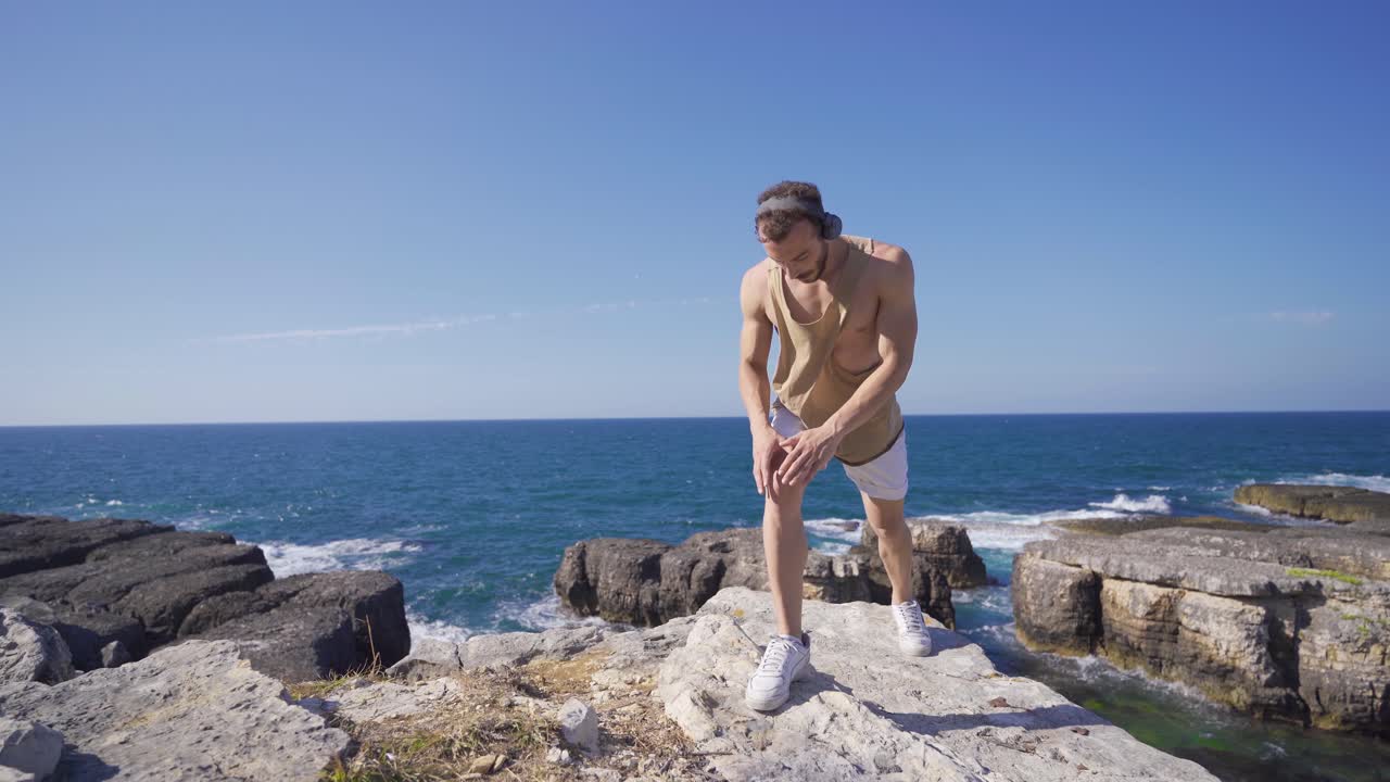 ejercicios de fitness al aire libre joven hombre en forma en la playa.