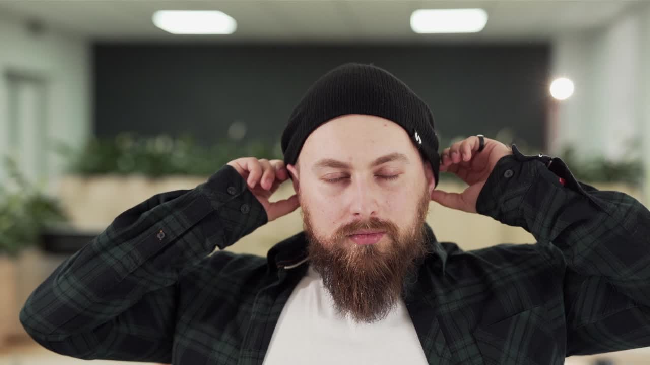 retrato de primer plano de un hombre barbudo quitándose la máscara y sonriendo