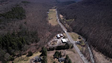 Las-Propiedades-Agrícolas-Bordean-La-Carretera-En-Las-Montañas-Apalaches-De-Massachusetts.