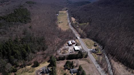 propiedades agrícolas a lo largo de la carretera en las montañas apalaches de massachusetts
