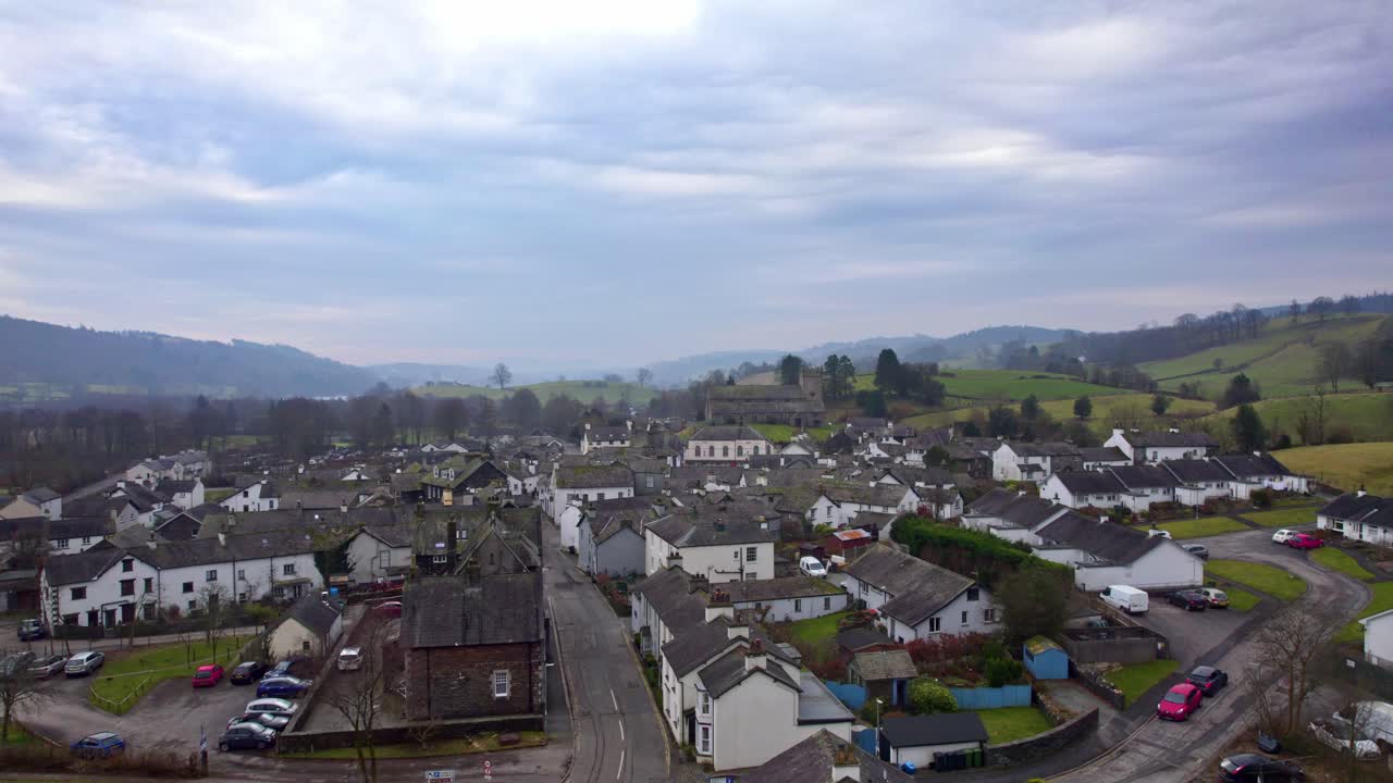 Filmato aereo con drone del villaggio storico di Hawkshead, un'antica città nel Lake District, Cumbria