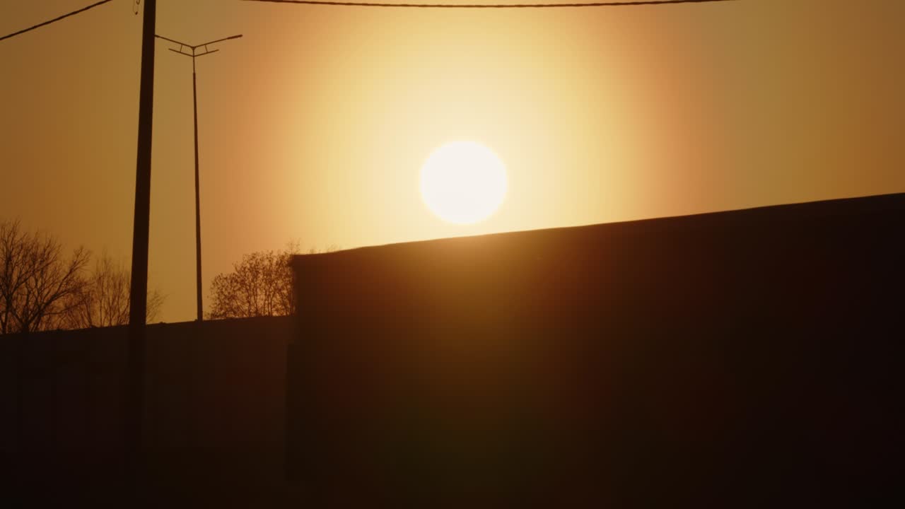siluetas de camiones de contenedores con remolque de carga que conducen por la carretera transportando mercancías al atardecer.