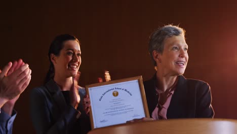 mujer ejecutiva de negocios que recibe un premio