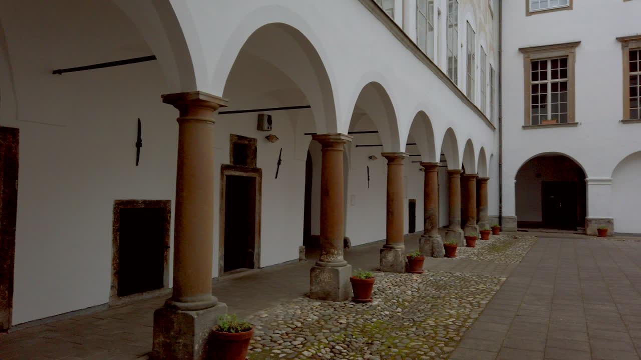 중세 유럽 도시에 있는 르네상스 바로크 궁전, 슬로베니아의 슬로베스카 비스트리카에 있는 성, 주요 건물의 아케이드