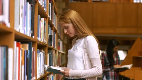 estudiantes leyendo en una biblioteca