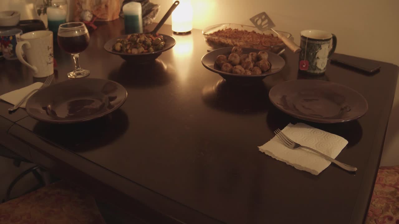 se sirve una comida saludable cocinada en casa