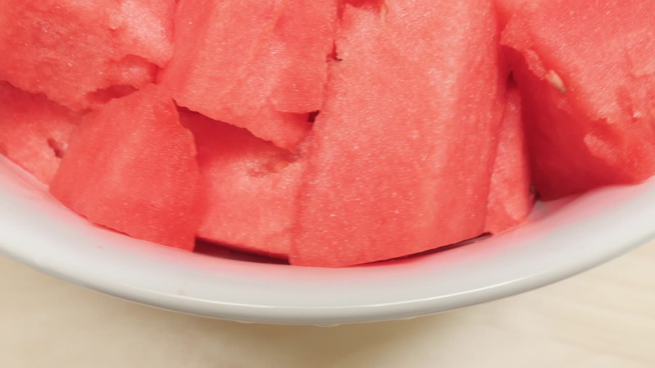 나무 턴테이블 에 있는 세라 서비스 그 에 있는 수박 의 새 눈 근접 사진