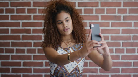 Retrato-De-Una-Mujer-De-Raza-Mixta-Usando-Un-Teléfono-Inteligente-Tomando-Una-Foto-Selfie-Disfrutando-De-La-Tecnología-De-Cámara-Móvil-En-Cámara-Lenta