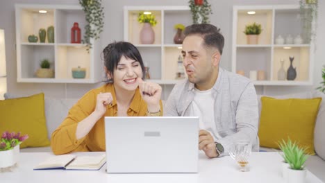 Pareja-De-Baile-Mirando-La-Computadora-Portátil.