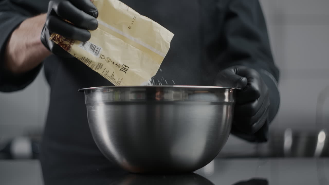 Chef che prepara la farina per la panificazione