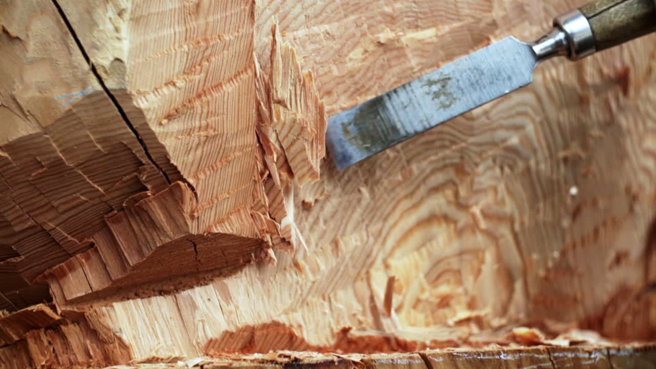 나무 조각 작업 중