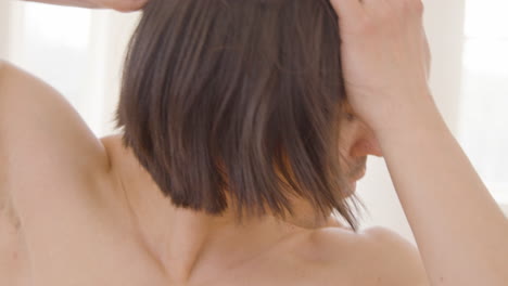 스튜디오에서 그녀의 손으로 춤 동작을 훈련하는 현대 남성 일본 댄서의 클로즈업 보기