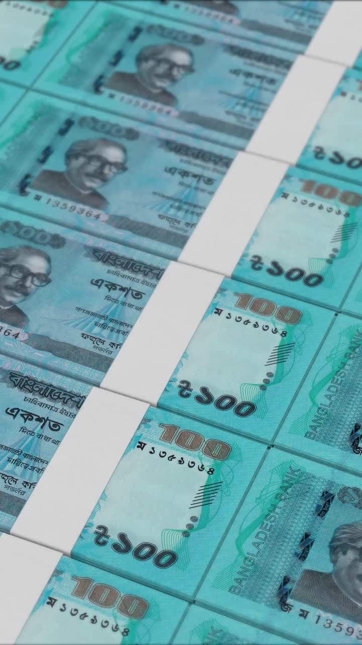 video vertical de billetes de 100 taka de bangladesh impresos por una imprenta de dinero