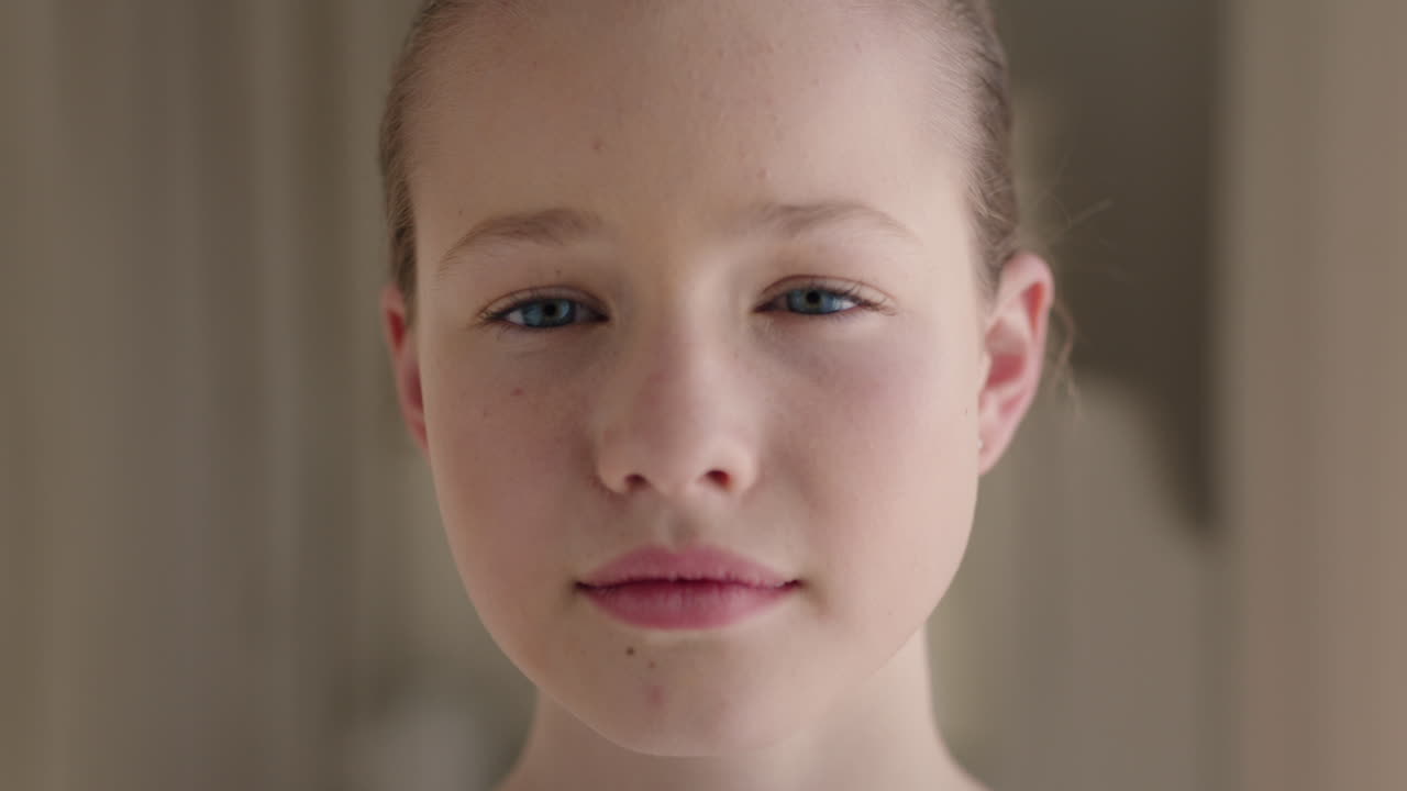 초상화 아름다운 십대 소녀 집에서 미소 행복 즐기는 무모한 라이프 스타일 십대 자기 이미지 개념