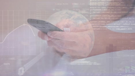 animación del globo y procesamiento de datos sobre una mujer de negocios caucásica que usa un teléfono inteligente