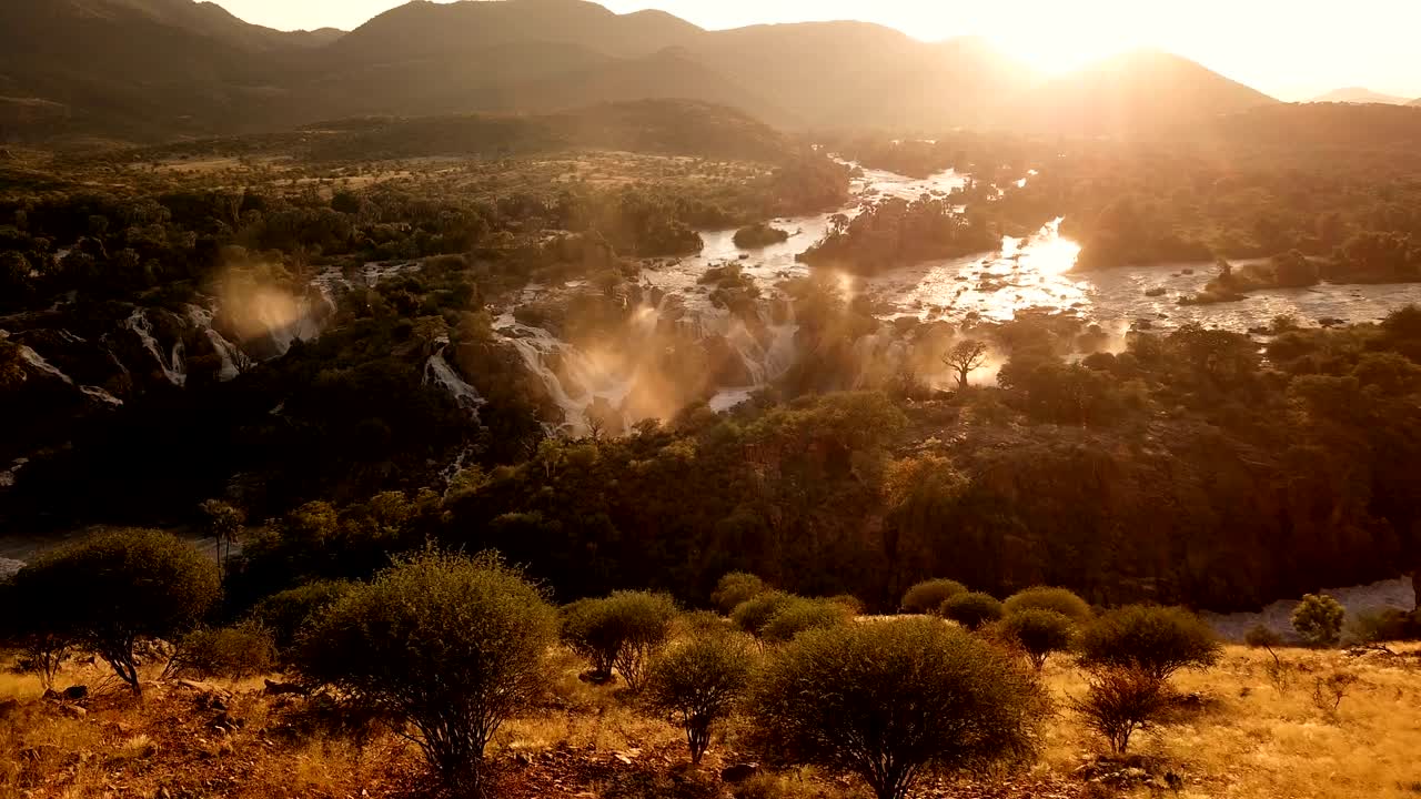 Nascer do sol na cachoeira Epupa Falls, Norte da Namíbia