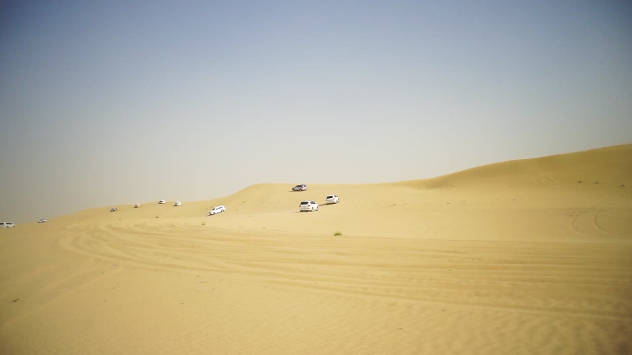 모래 언덕 에서 운전 하는 색 자동차