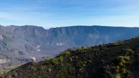 Drohne-Fliegen-über-Dem-Berg-Tambora,-Sumbawa,-Indonesien-Offenbaren-An-Einem-Sonnigen-Tag-Unverschmutzte-Wilde-Natur-Im-Tal