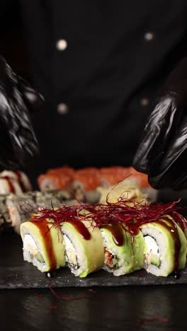 el chef preparando sushi