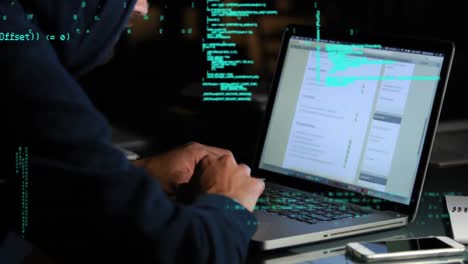 hombre usando una computadora portátil