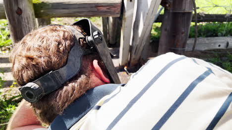 un soldador que usa un casco de protección trabaja en un proyecto de metal al aire libre
