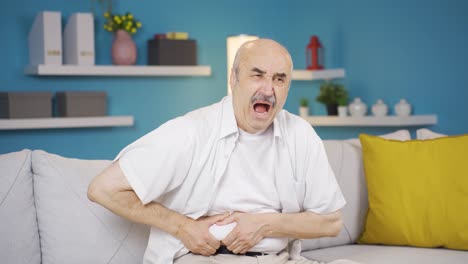 el anciano tiene dolor de estómago.