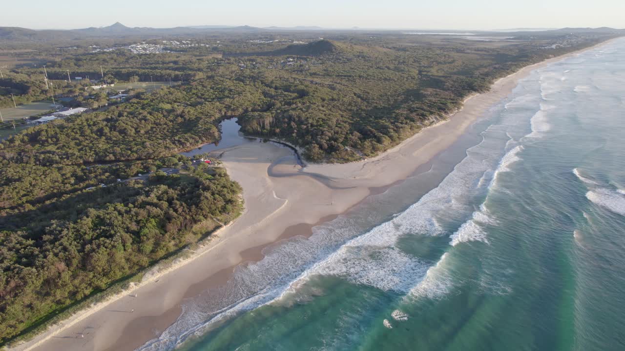 Veduta aerea di Stumers Creek attraverso la spiaggia di Coolum nella Sunshine Coast, QLD Australia.