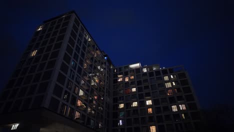 Punto-De-Vista-De-Un-Bloque-De-Apartamentos-Residenciales-En-La-Noche,-Plano-Amplio-De-ángulo-Bajo-En-El-Crepúsculo.