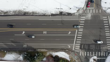 La-Vista-Aérea-Sigue-A-Los-Autos-En-Un-Día-De-Nieve.