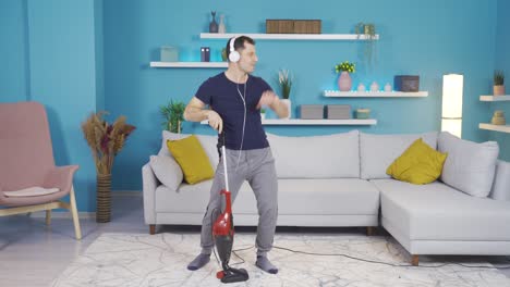 hombre limpiando bailando y divirtiéndose con auriculares en el oído.