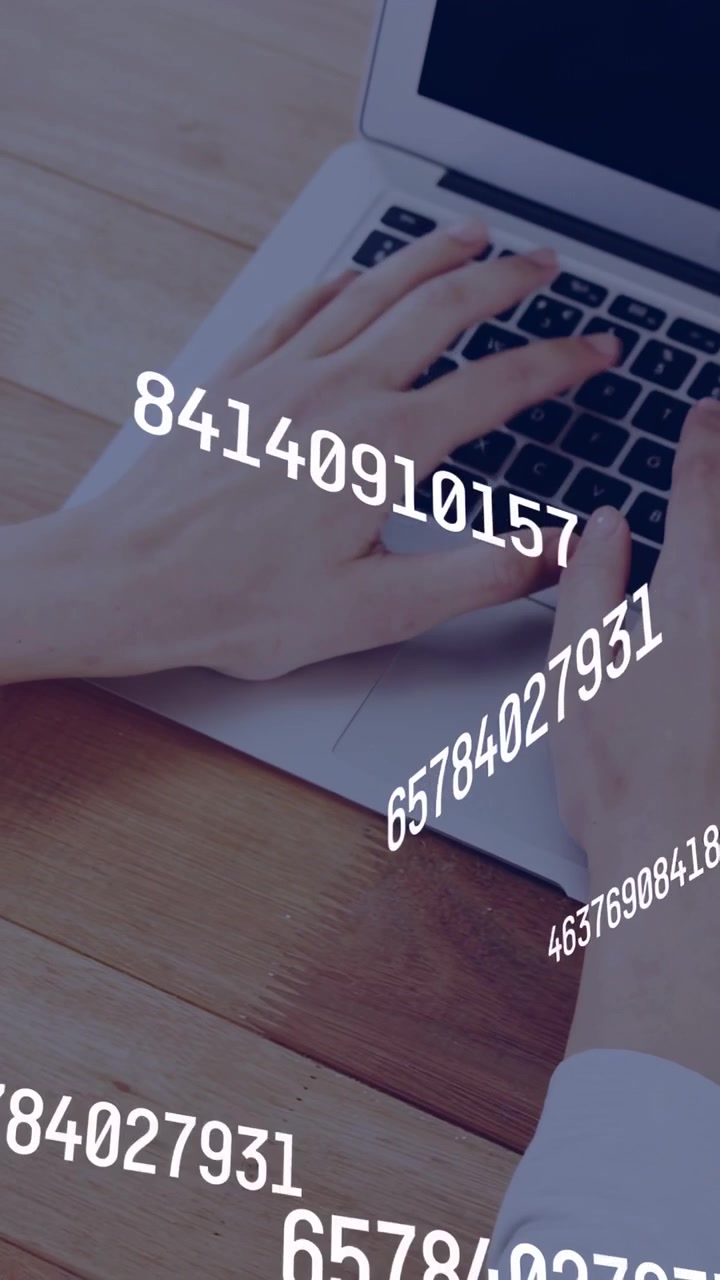 Vertikales Video: Frau tippt auf Laptop-Tastatur, initiiert numerisches Overlay über Tasten für Technologie