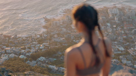 mujer en la cima de la montaña mirando la vista tranquila del océano al atardecer niña de pie en el borde del acantilado disfrutando de la libertad de viaje