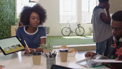 Afroamerikanische-Geschäftsleute-Treffen-Kreatives-Grafikdesign-Team,-Brainstorming,-Marketing-Ideen,-Teamleiterin,-Frau,-Die-Tablet-Computer-Technologie-Im-Büro,-Sitzungssaal-Und-Gemeinsame-Strategie-Nutzt