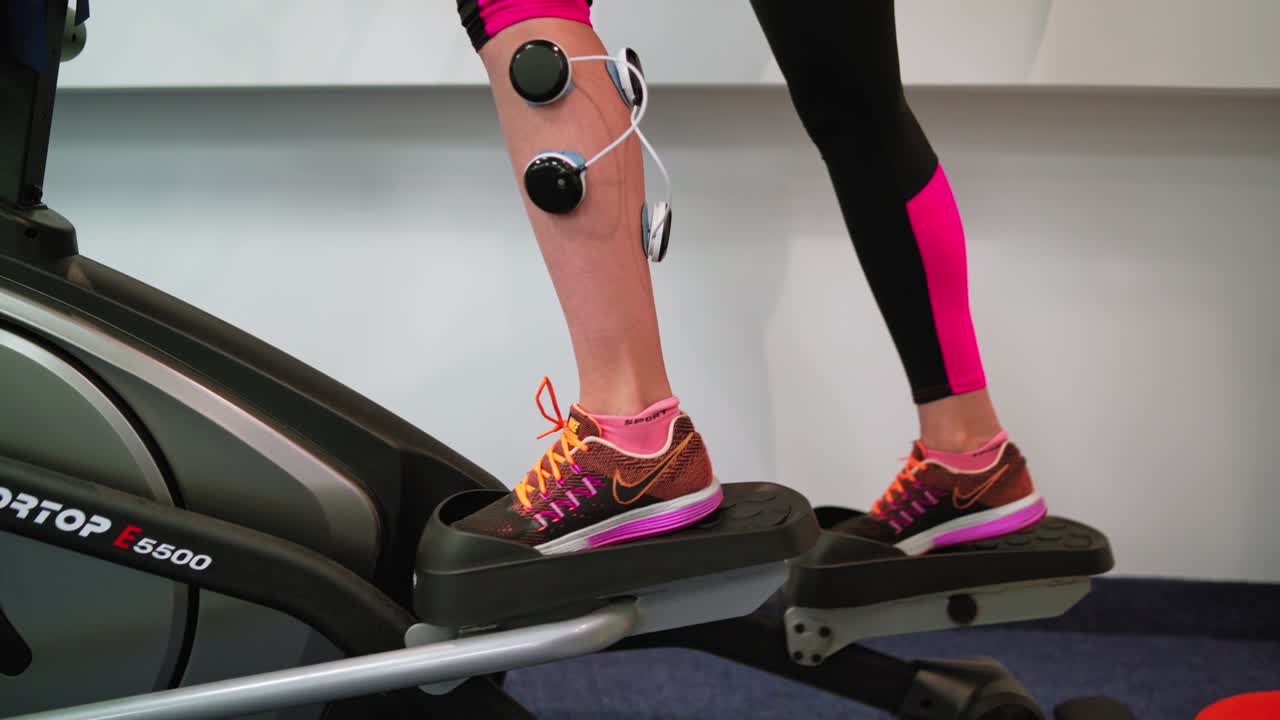 Esercizio per la riabilitazione delle gambe. Primo piano delle gambe femminili durante la riabilitazione.