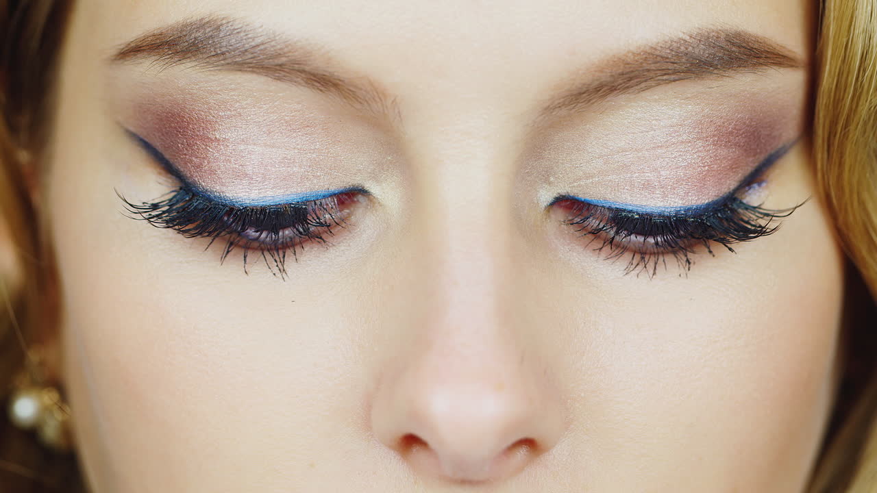 웃고 있는 젊은 여성의 파란 눈