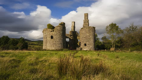 Zeitraffer-Einer-Mittelalterlichen-Burgruine-In-Der-Ländlichen-Landschaft-Irlands-An-Einem-Sonnigen-Bewölkten-Tag