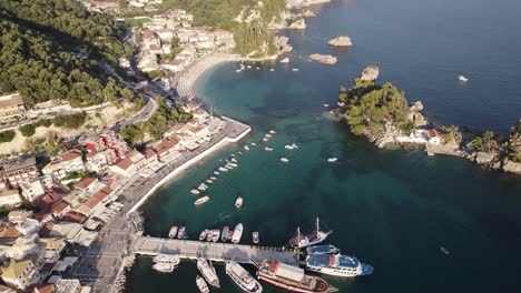 Luftaufnahme-Aus-Dem-Hohen-Winkel-Des-Hafens-Von-Parga-Mit-Festgemachten-Schiffen