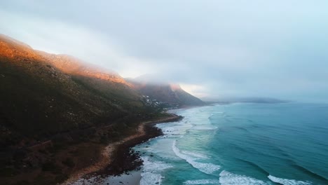 Frau-Spaziert-Glücklich-Am-Strand-4k