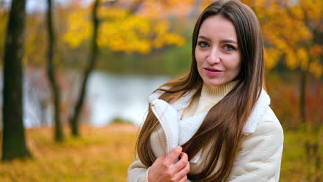mujer en el parque de otoño