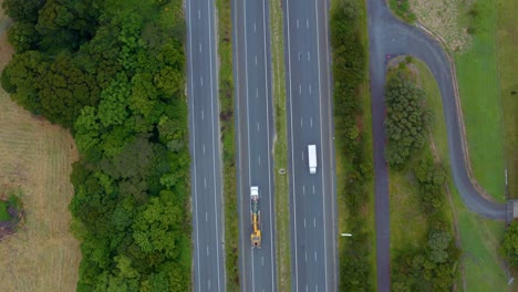 Top-down-ansicht-Von-Fahrzeugen,-Die-Auf-Einer-Zweispurigen-Straße-In-Byron-Bay,-Nsw,-Australien-Fahren