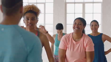 Clase-De-Baile-Mujer-De-Raza-Mixta-Con-Sobrepeso-Descansando-Después-De-La-Práctica-De-Entrenamiento-Divirtiéndose-En-El-Gimnasio-Con-Un-Grupo-Diverso