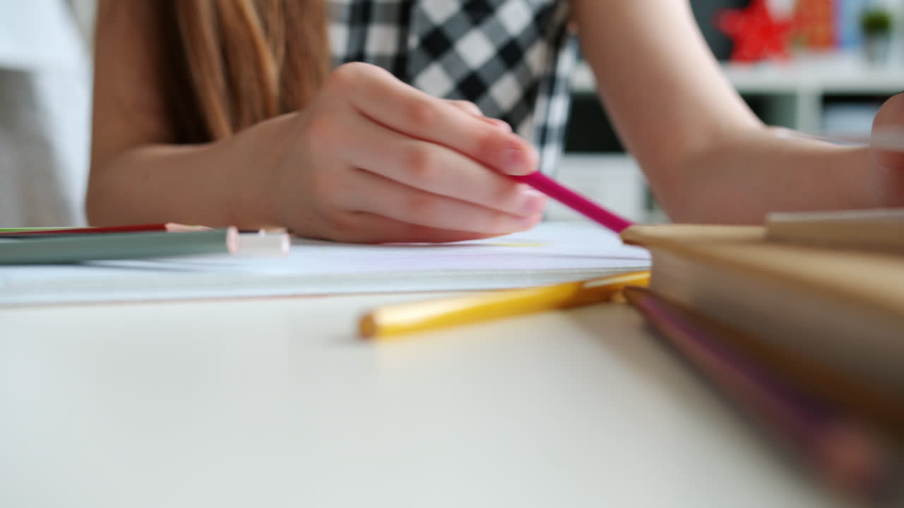 dibujo de un niño con lápices de colores