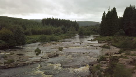 Vista-Aérea-De-Los-Rápidos-De-La-Piscina-De-Nutrias-En-El-Río-Dee,-Dumfries-Y-Galloway,-Escocia