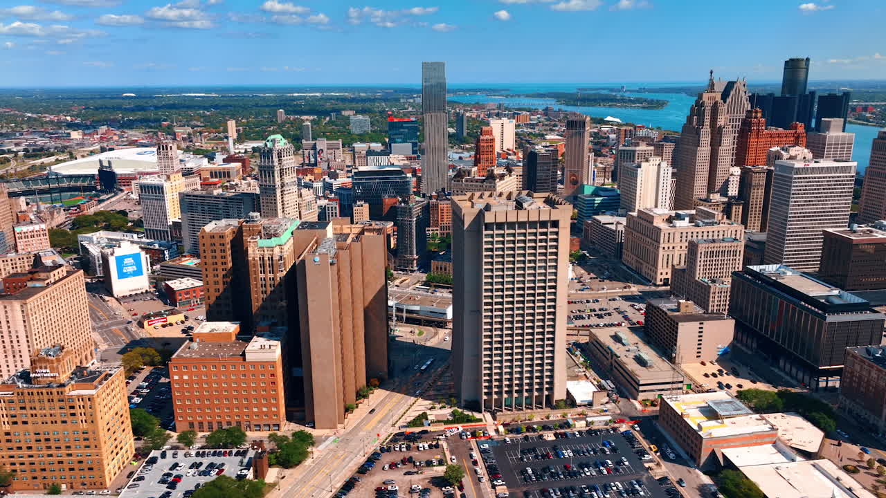 Detroit, USA, 28. juli 2025: Højhus downtown i Detroit, Michigan, USA med adskillige travle parkeringspladser. Droneoptagelser over bymidten på en solskinsdag