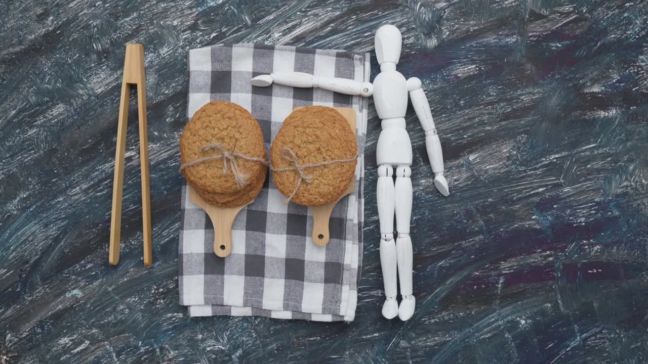 овсянка печенье с тарелки. вид с вершины. ремесло домашней еды. вид сверху. черный фон