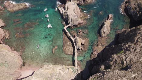 View-rising-from-steep-cliffs,-revealing-fort-of-the-berlengas