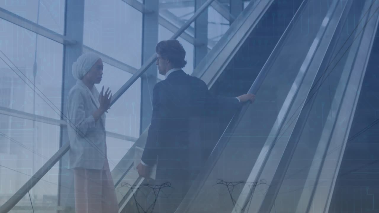 Animation von Finanzdaten und Diagrammen über vielfältigen Geschäftsleuten auf einer Rolltreppe.