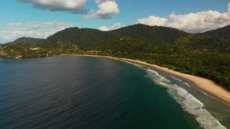 Längster-Sandstreifen-Einer-Karibikinsel-Mit-Bergen-Im-Hintergrund