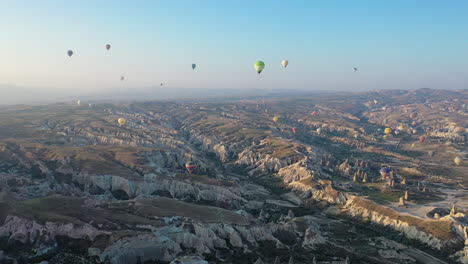 Epische-Filmische-Luftdrohnenaufnahme,-Die-Zwischen-Den-Heißluftballons-über-Kappadokien,-Türkei,-Fliegt