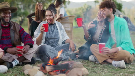 Friends-camping-at-music-festival-with-drinks